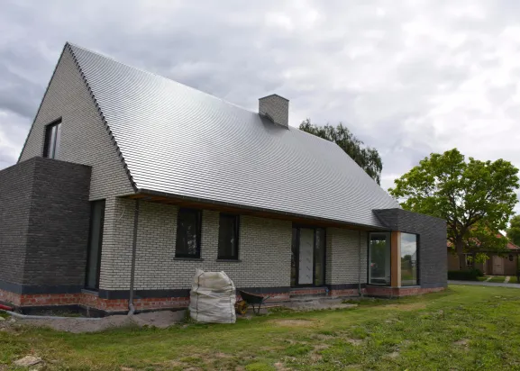 Moderne woning tegelpannen mat geglazuurd.