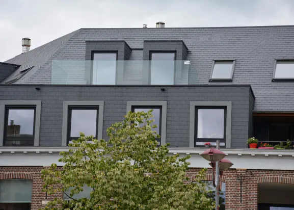 Gevelbekleding natuurleien afgewerkt met quartz zink