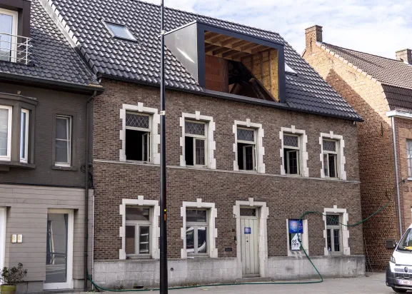 Dakrenovatie hellend/plat dak met zink- en koperwerk en gevelbekleding