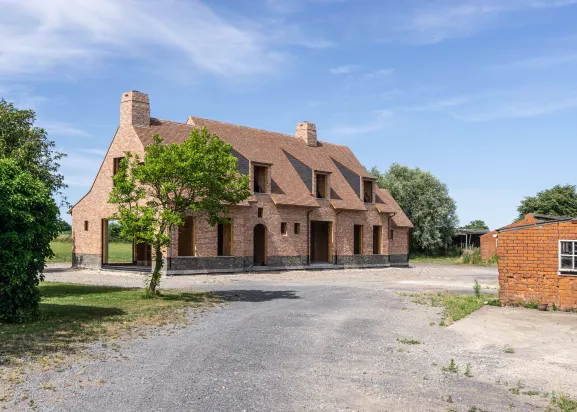 Hellend dak met zink- en koperwerk