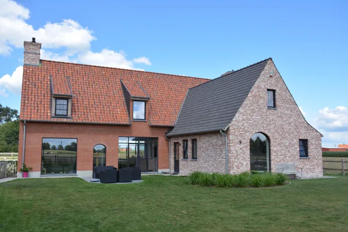 Hellend dak van Hoeve