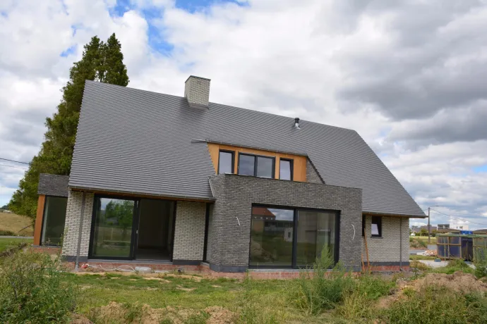 Moderne woning tegelpannen mat geglazuurd.