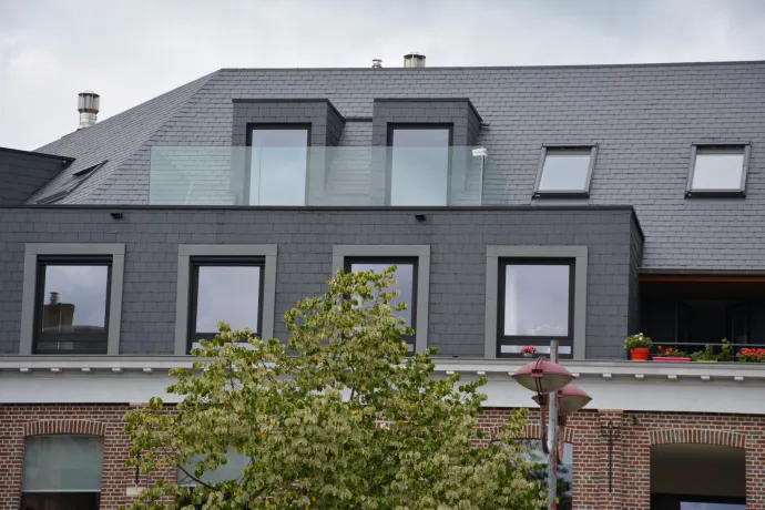 Gevelbekleding natuurleien afgewerkt met quartz zink