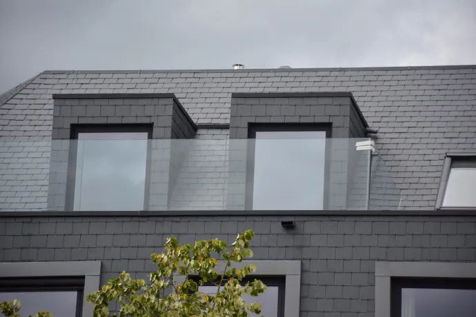 Gevelbekleding natuurleien afgewerkt met quartz zink