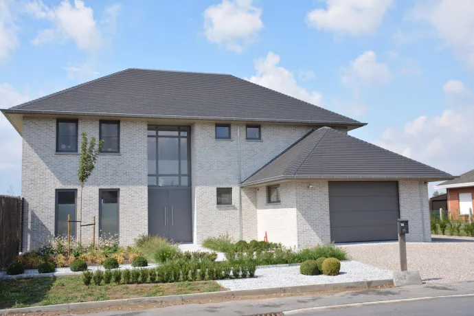 Moderne woning tegelpan plato antraciet mat