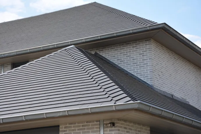 Moderne woning tegelpan plato antraciet mat