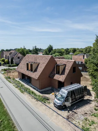 Hellend/plat dak met zink- en koperwerk