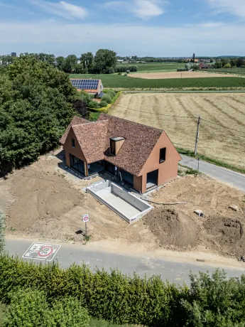 Hellend/plat dak met zink- en koperwerk