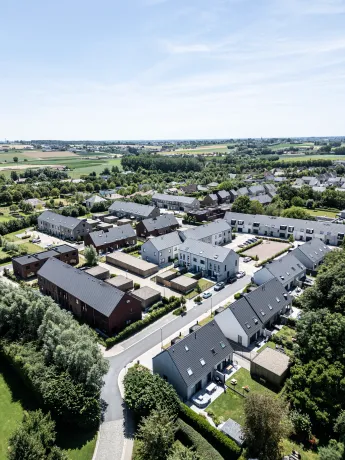 Hellend dak met zink- en koperwerk en gevelbekleding