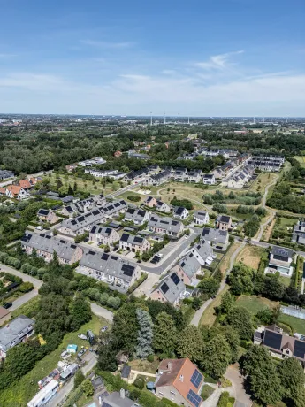 Hellend dak met zink- en koperwerk en gevelbekleding