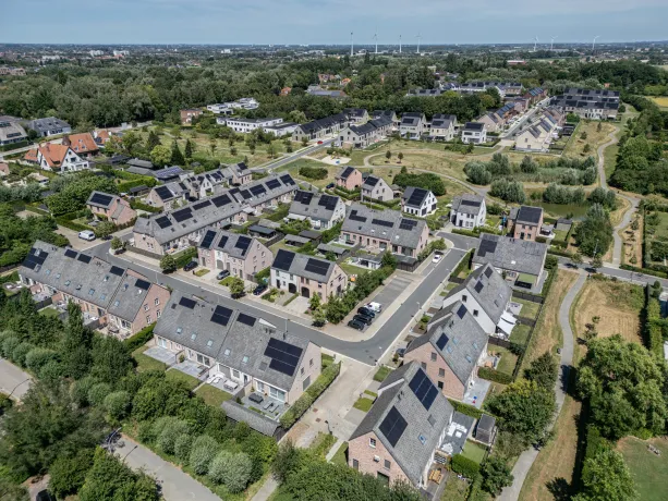 Hellend dak met zink- en koperwerk en gevelbekleding