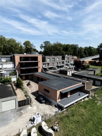 Plat dak met zink- en koperwerk