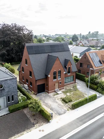 Dakrenovatie hellend dak met zink- en koperwerk droneshot