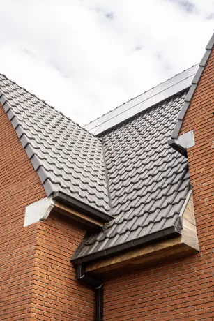 Dakrenovatie hellend dak met zink- en koperwerk
