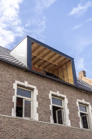 Dakrenovatie hellend/plat dak met zink- en koperwerk en gevelbekleding