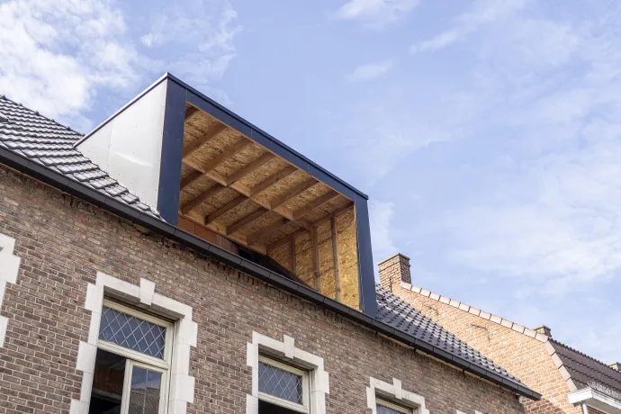 Dakrenovatie hellend/plat dak met zink- en koperwerk en gevelbekleding