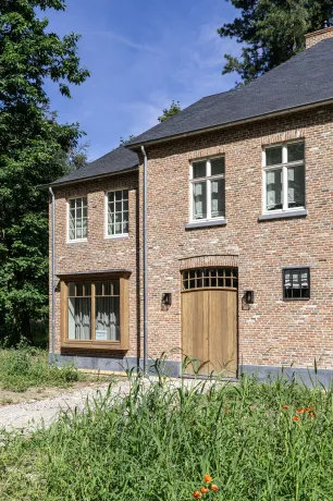 Hellend/plat dak met zink- en koperwerk