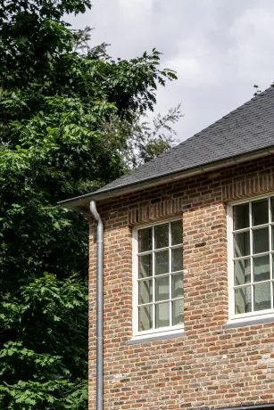 Hellend/plat dak met zink- en koperwerk