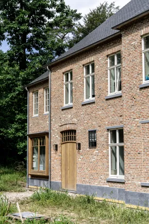 Hellend/plat dak met zink- en koperwerk