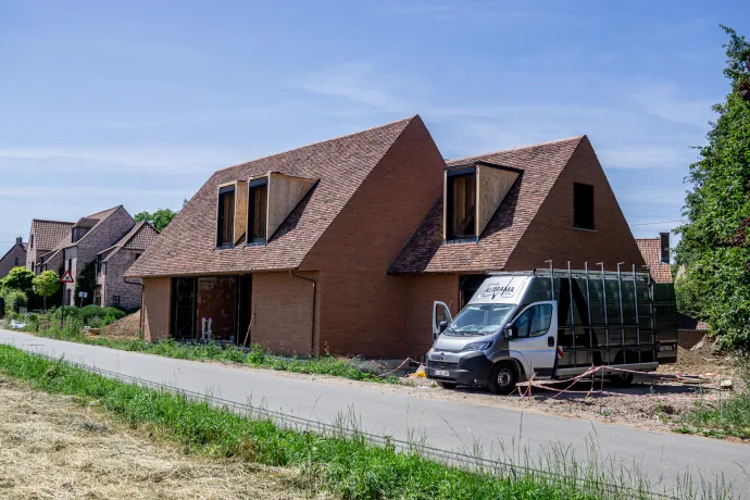 Hellend/plat dak met zink- en koperwerk