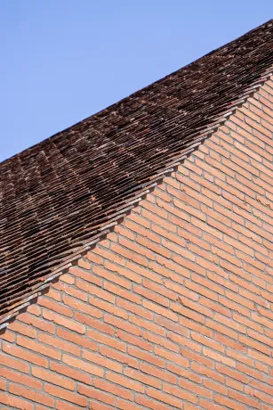 Hellend/plat dak met zink- en koperwerk