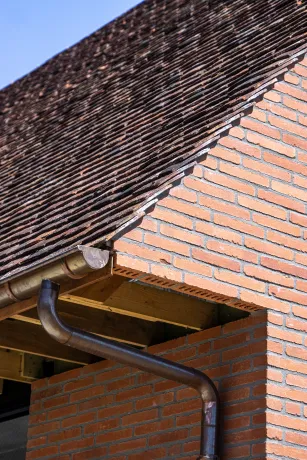 Hellend/plat dak met zink- en koperwerk