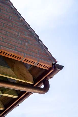 Hellend/plat dak met zink- en koperwerk