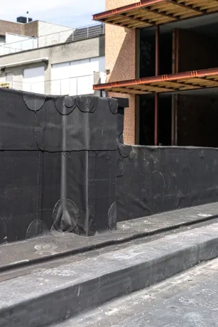 Plat dak met zink- en koperwerk