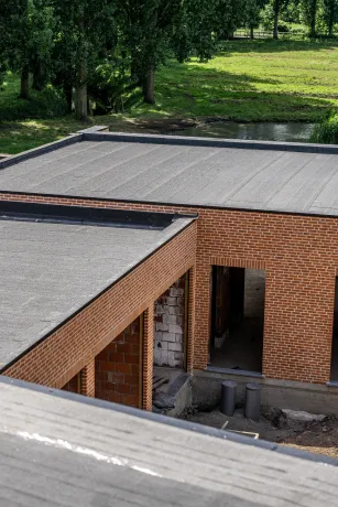 Plat dak met zink- en koperwerk