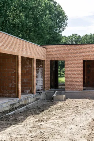 Plat dak met zink- en koperwerk