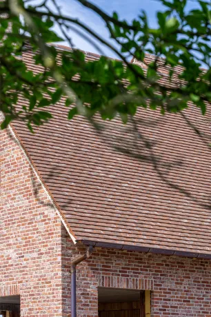 Hellend dak met zink- en koperwerk