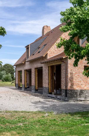 Hellend dak met zink- en koperwerk