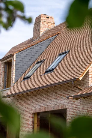 Hellend dak met zink- en koperwerk