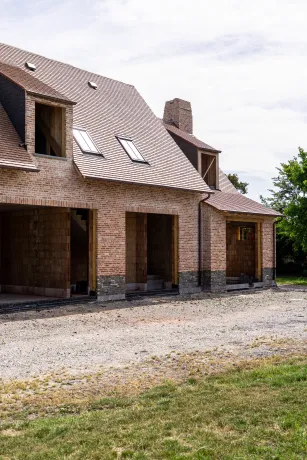 Hellend dak met zink- en koperwerk