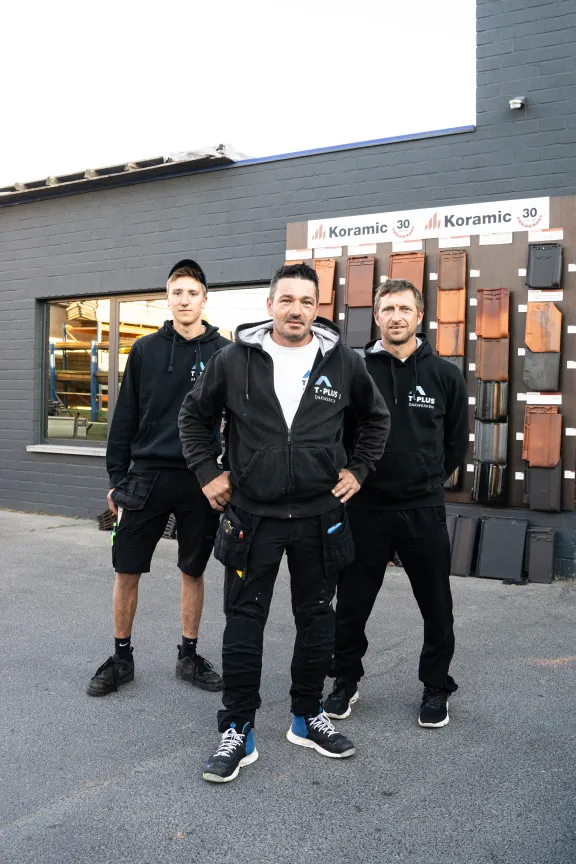 3 mannen voor het gebouw