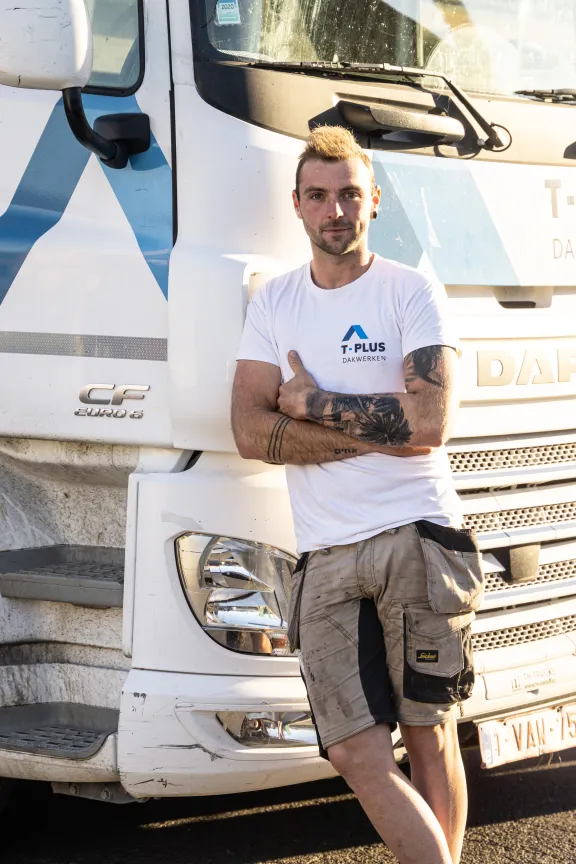 Man die tegen camion staat