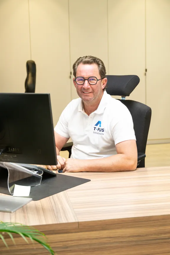 Man die achter zijn computer zit