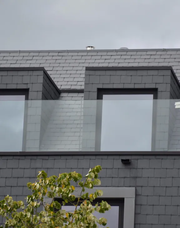 Gevelbekleding natuurleien afgewerkt met quartz zink
