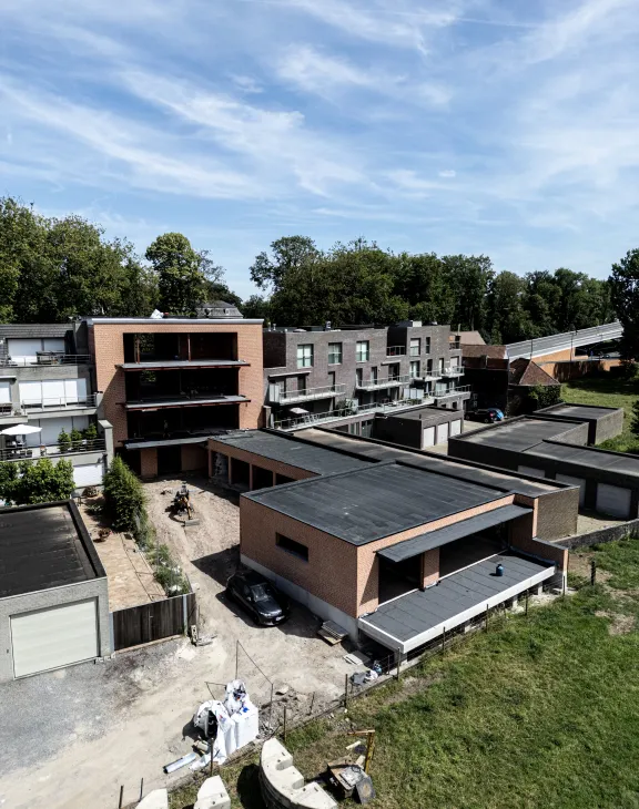 Plat dak met zink- en koperwerk