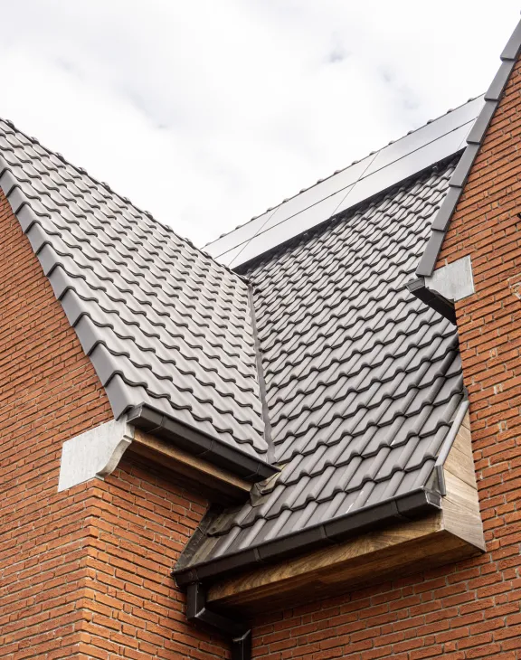 Dakrenovatie hellend dak met zink- en koperwerk