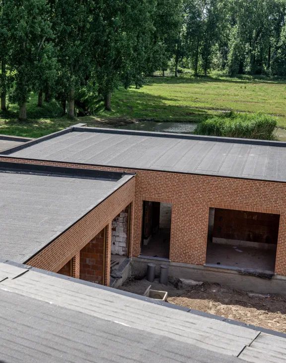 Plat dak met zink- en koperwerk