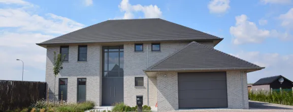 Moderne woning tegelpan plato antraciet mat