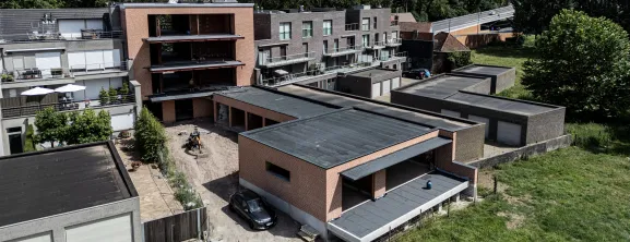 Plat dak met zink- en koperwerk