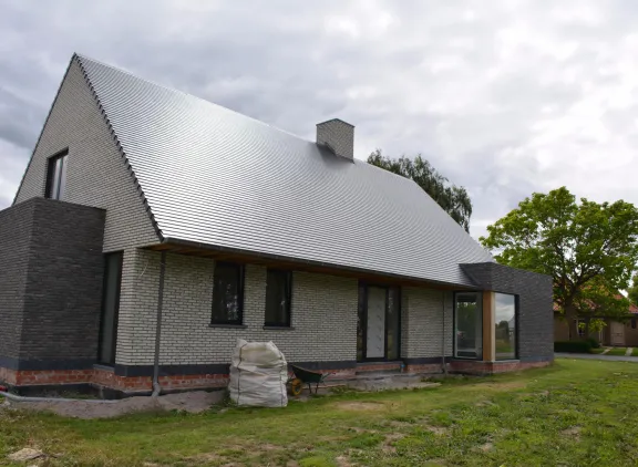 Moderne woning tegelpannen mat geglazuurd.