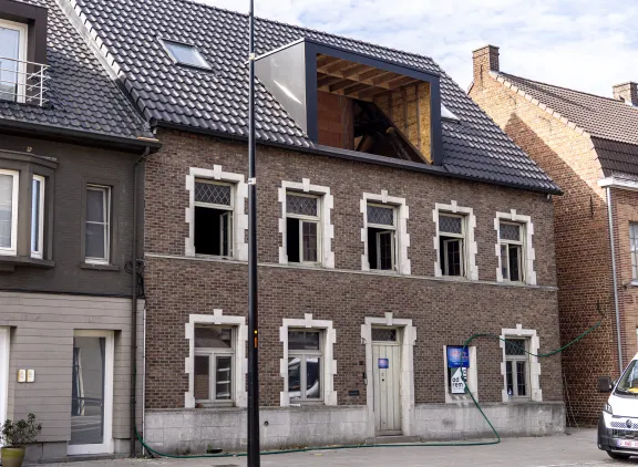 Dakrenovatie hellend/plat dak met zink- en koperwerk en gevelbekleding